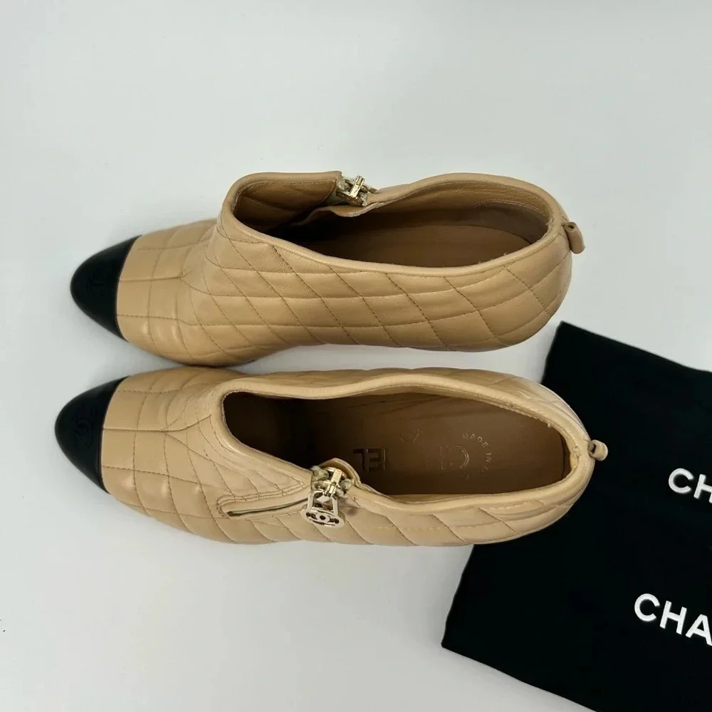 Chanel Beige Quilted Leather w Black Cap Toe Short Bootie  Heels Size 38 07A